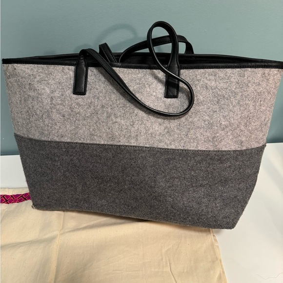 Like new:  Tory Burch Ashley Shopper Tote - Picture 2 of 6